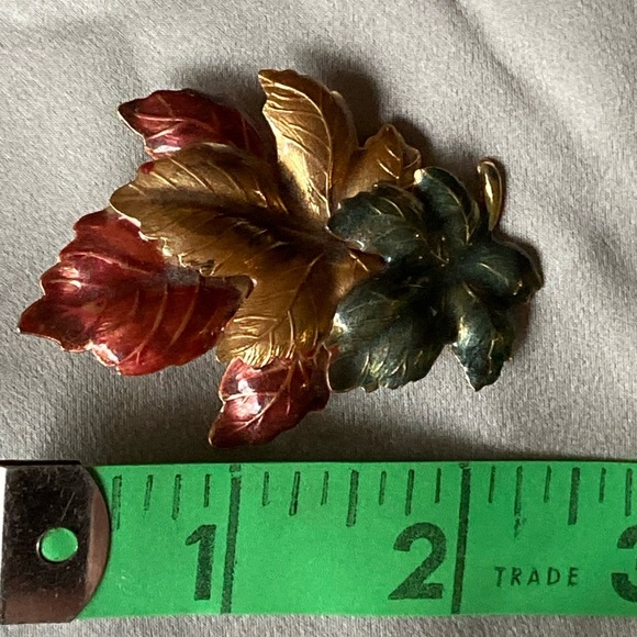 Enameled 3 Leaf Gold Tone Brooch - Picture 4 of 6